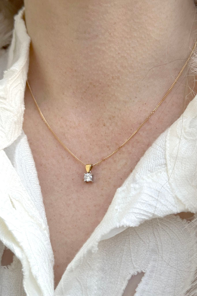 Diamond pendant necklace