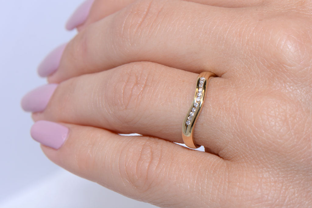 18ct Yellow Gold and Diamond shaped band