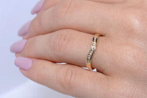 18ct Yellow Gold and Diamond shaped band