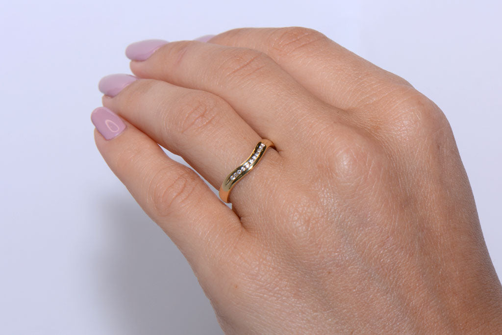 18ct Yellow Gold and Diamond shaped band